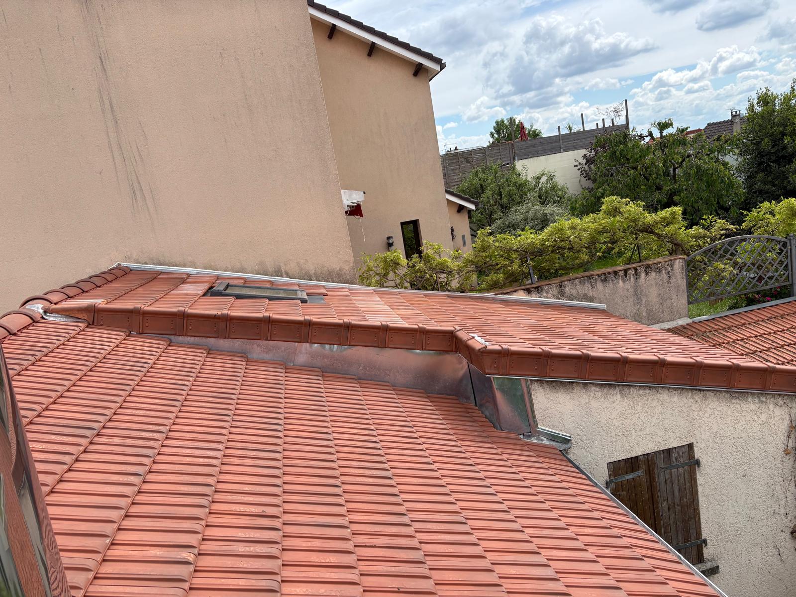 Pose de gouttières zinc et solins sur toiture en tuiles à Sens