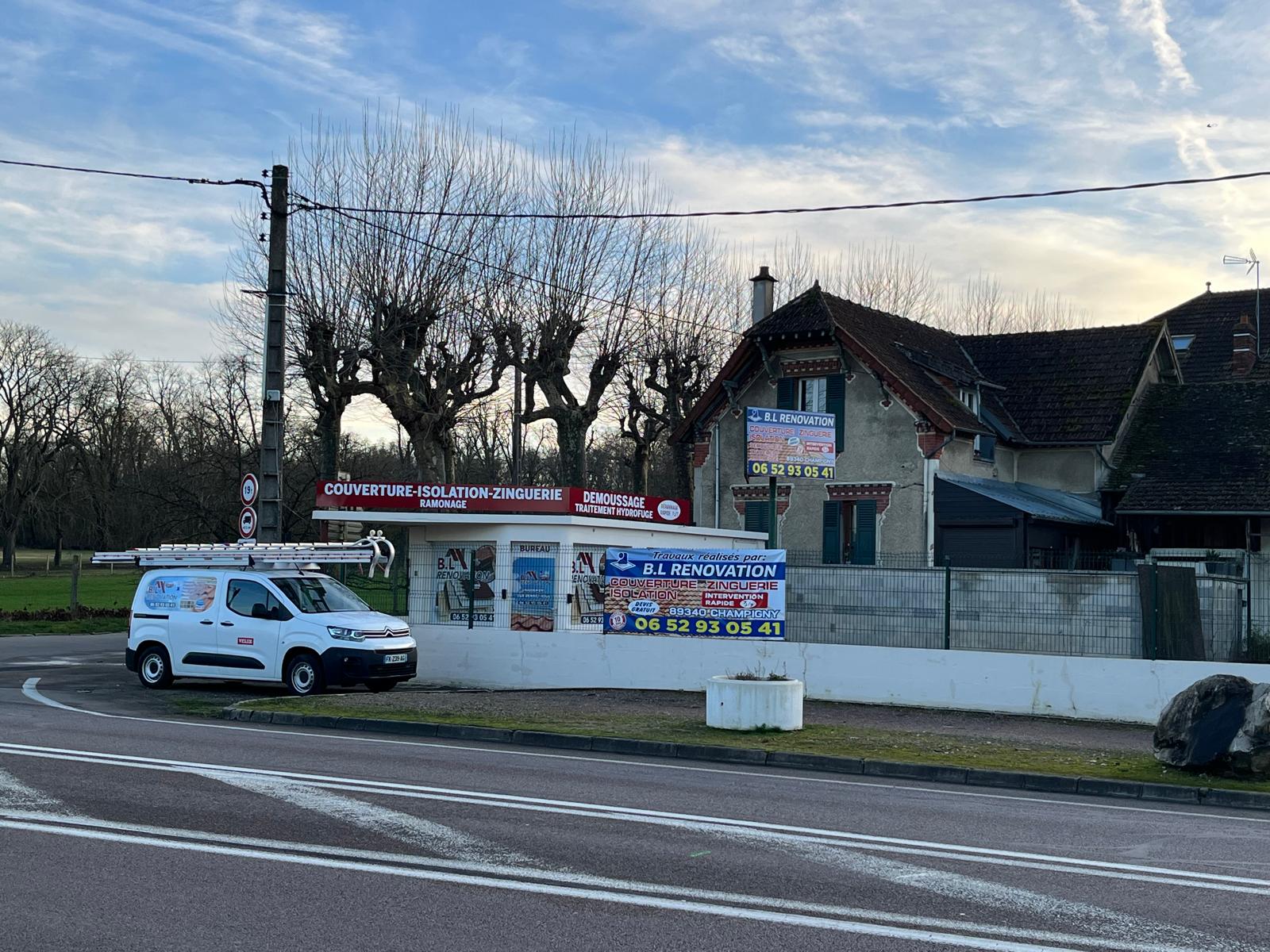 Locaux de B.L Rénovation à Champigny (89) — bureau et véhicule d'intervention