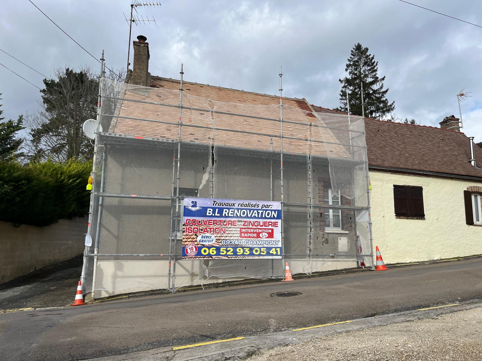Échafaudage installé pour réfection de toiture à Champigny